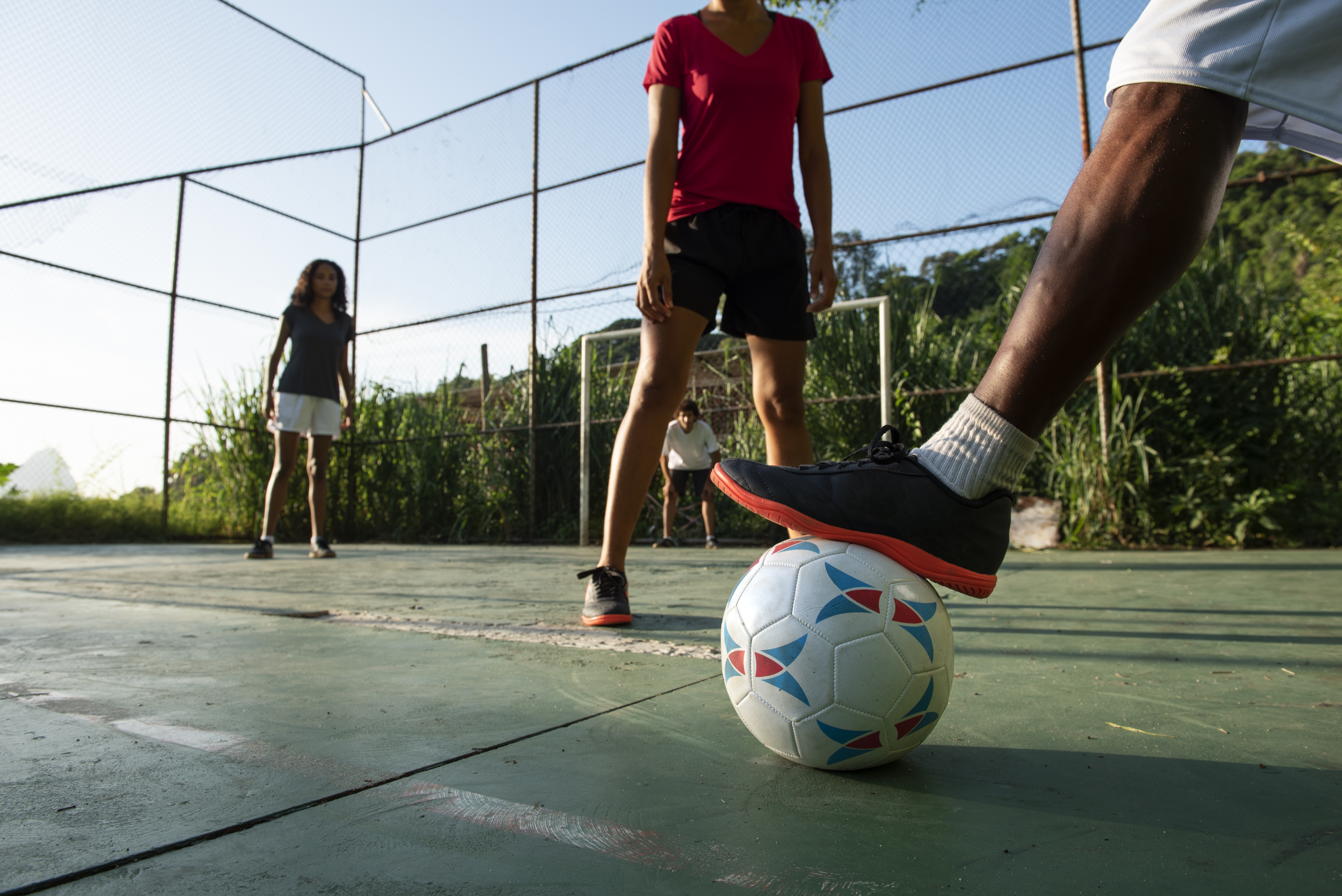 vista-lateral-amigos-jogando-futebol